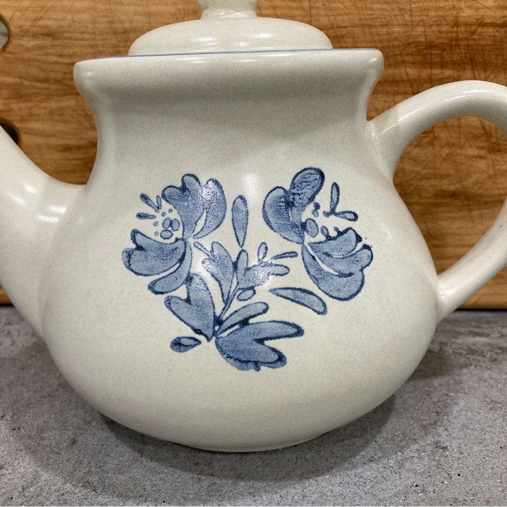 Pfaltzgraff Yorktowne tea pot with lid - Picture 2 of 11